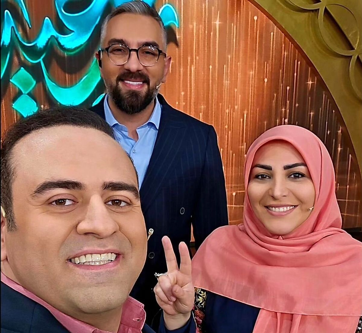 همسر و دختر زیبای وحید رونقی مجری برنامه سال تحویل/ شباهت عجیب مادر و دختر