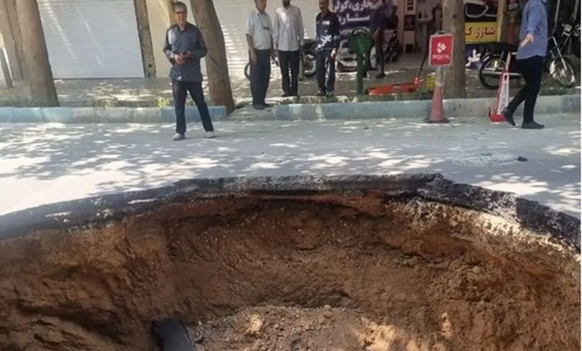 خیابان نشاط اصفهان ناگهان فرو ریخت؛ حفره 5 متری دهان باز کرد/ تصاویر

