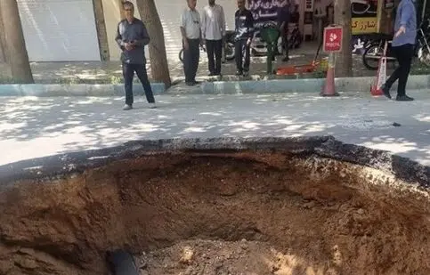 خیابان نشاط اصفهان ناگهان فرو ریخت؛ حفره 5 متری دهان باز کرد/ تصاویر

