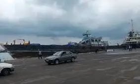 تلاطم عجیب لنج‌ها در اسکله گمرک بندر لنگه/ ویدئو