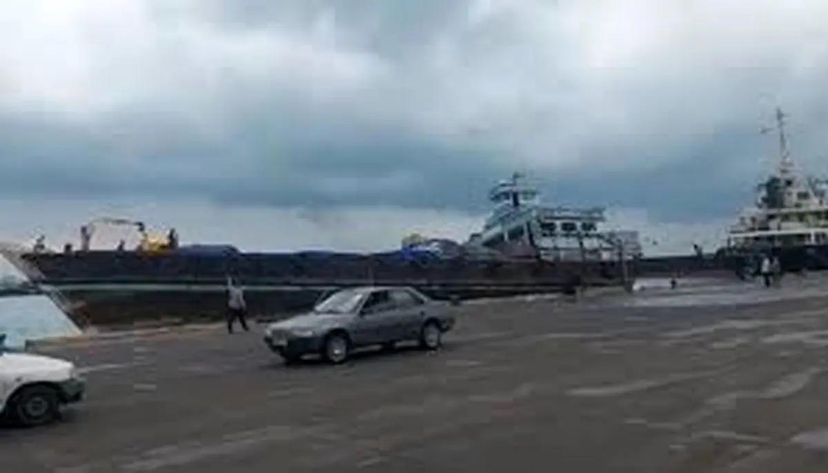 تلاطم عجیب لنج‌ها در اسکله گمرک بندر لنگه/ ویدئو