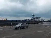 تلاطم عجیب لنج‌ها در اسکله گمرک بندر لنگه/ ویدئو