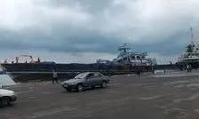 تلاطم عجیب لنج‌ها در اسکله گمرک بندر لنگه/ ویدئو