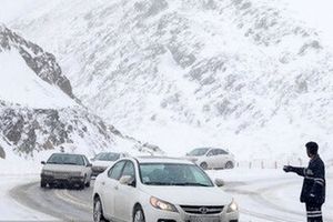 برف و کولاک جاده چالوس و آزادراه تهران-شمال را مسدود کرد

