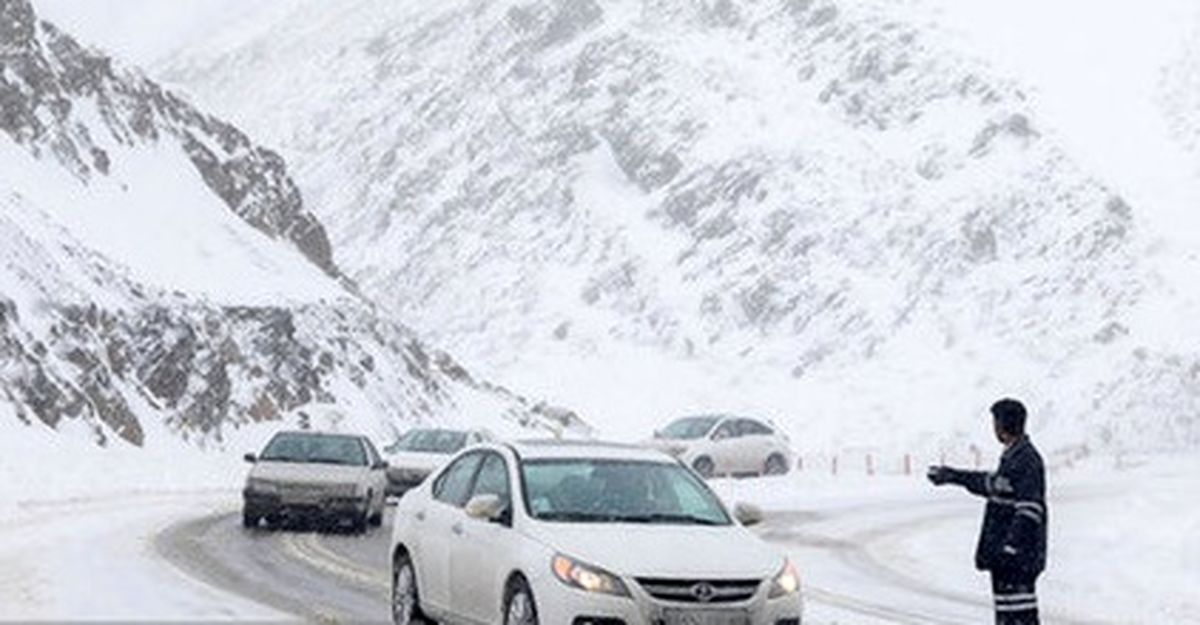 برف و کولاک جاده چالوس و آزادراه تهران-شمال را مسدود کرد

