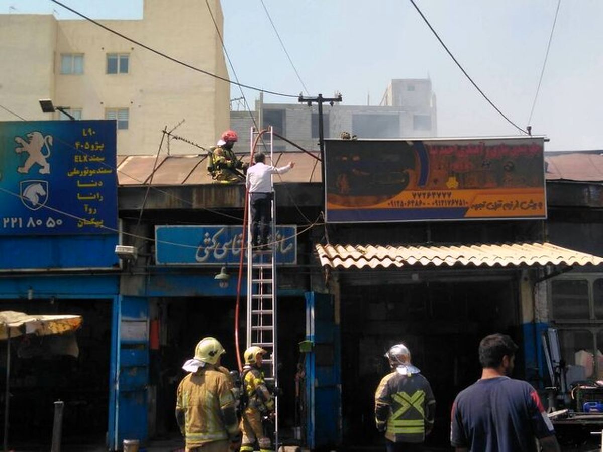 آتش‌سوزی تعمیرگاه خودرو در شرق تهران/ سوختن ۳ سمند در آتش