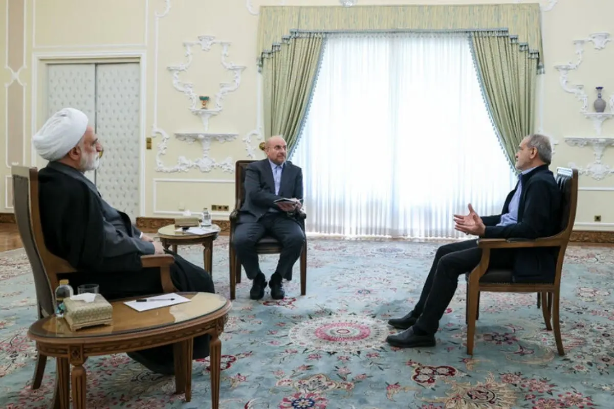 تجمع کنندگان دیروز با عبور از ظریف، حتی سران قوا را متهم به کودتا علیه نظام کردند/ نماینده آنها: اگر حرف ظریف درست باشد سران قوا را به عنوان عناصر کودتاچی زیر پاهایمان له خواهیم کرد!/ ویدئو
