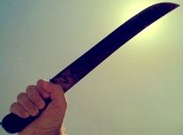 حمله خونین 2 اوباش قداره کش به مغازه مرد تهرانی در میدان امام حسین (ع) /ویدئو