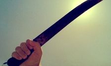 حمله خونین 2 اوباش قداره کش به مغازه مرد تهرانی در میدان امام حسین (ع) /ویدئو