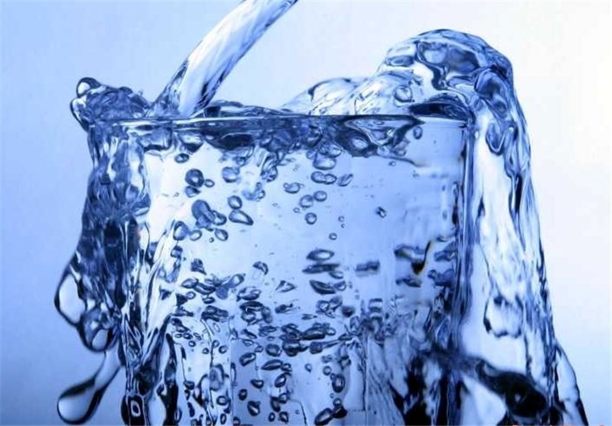 توصیه به نوشیدن روزانه ۸ لیوان آب غلط است/ نوشیدن زیاد آب سرمنشأ بیماریها