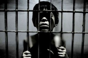 پسربچه ای که سالها توسط پدرش در یک قفس زندانی بود