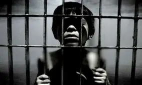 پسربچه ای که سالها توسط پدرش در یک قفس زندانی بود