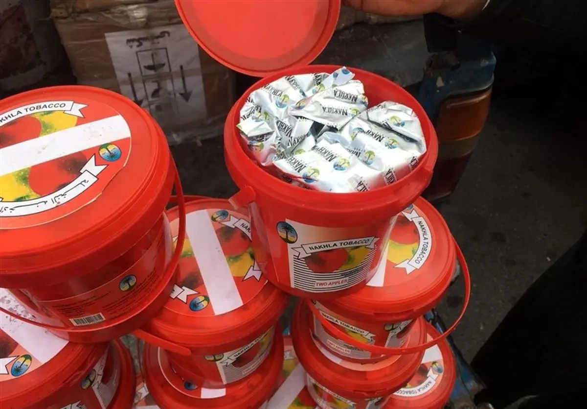 بسته‌بندی شیک تنباکوهای فاسد در زیرپله‌ای در جنوب تهران + عکس