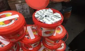 بسته‌بندی شیک تنباکوهای فاسد در زیرپله‌ای در جنوب تهران + عکس