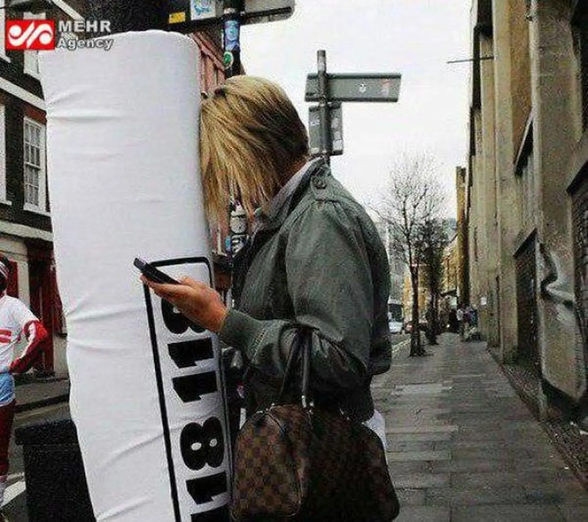 استفاده عجیب مردم لندن از گوشی تلفن همراه