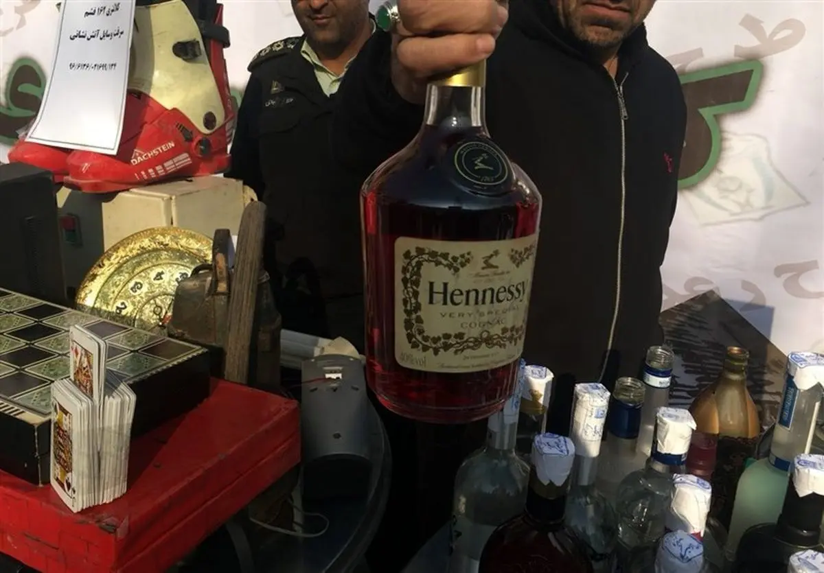 تجارت کثیف با جمع‌آوری بطری مشروبات خارجی از سطل‌های زباله + عکس