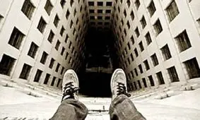 فيلم خودكشي زن ٤٠ ساله پس از پرت كردن دو فرزندش از طبقه پنجم مجتمع تجاري در رضوانشهر