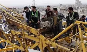 سقوط قطعه‌ای از جرثقیل بر روی مرد جوان + تصاویر