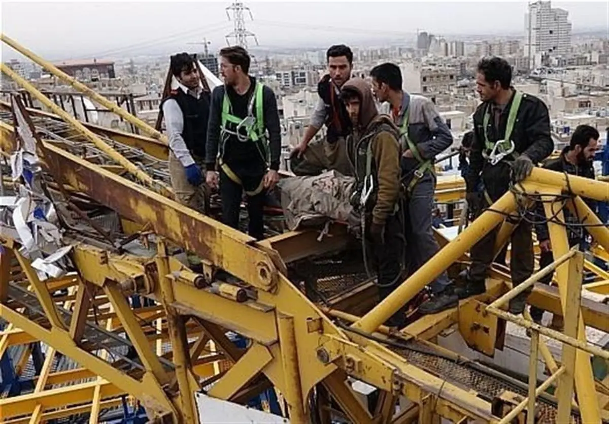 سقوط قطعه‌ای از جرثقیل بر روی مرد جوان + تصاویر