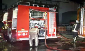 آتش سوزی گسترده در انبار پلاستیک/آتش نشان مصدوم شد