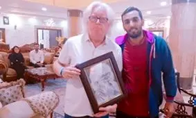 تصویری از یک اثر هنری که شفر از هوادار استقلالی گرفت!