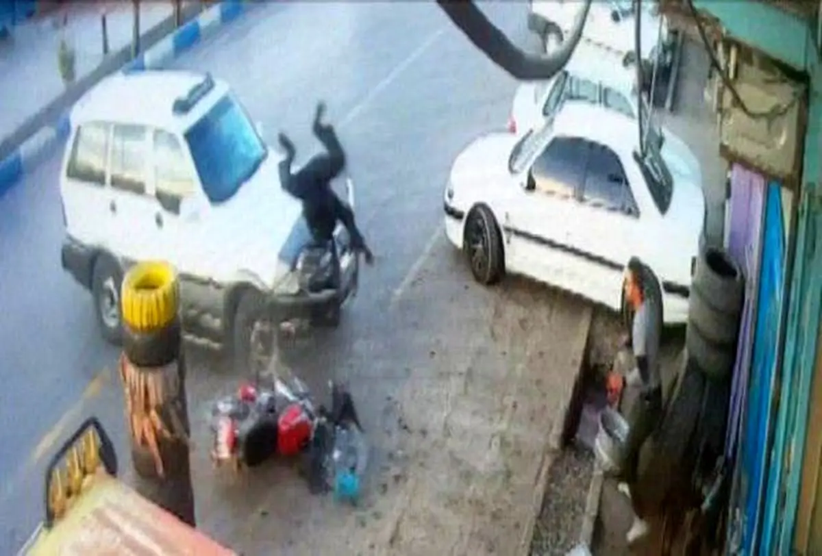 لحظه دلخراش برخورد موتورسیکلت با خودرو + فیلم