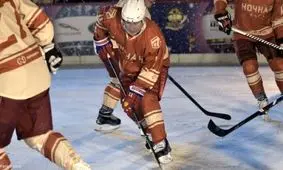 پوتین در مسابقات هاکی میدان سرخ مسکو /عکس