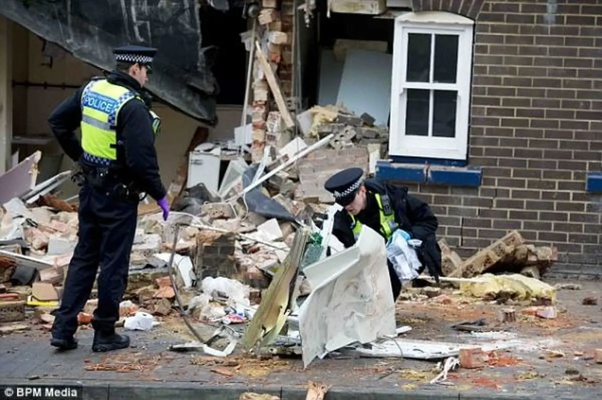 سارقان با بولدوزر دستگاه خودپرداز را تخریب کردند + تصاویر