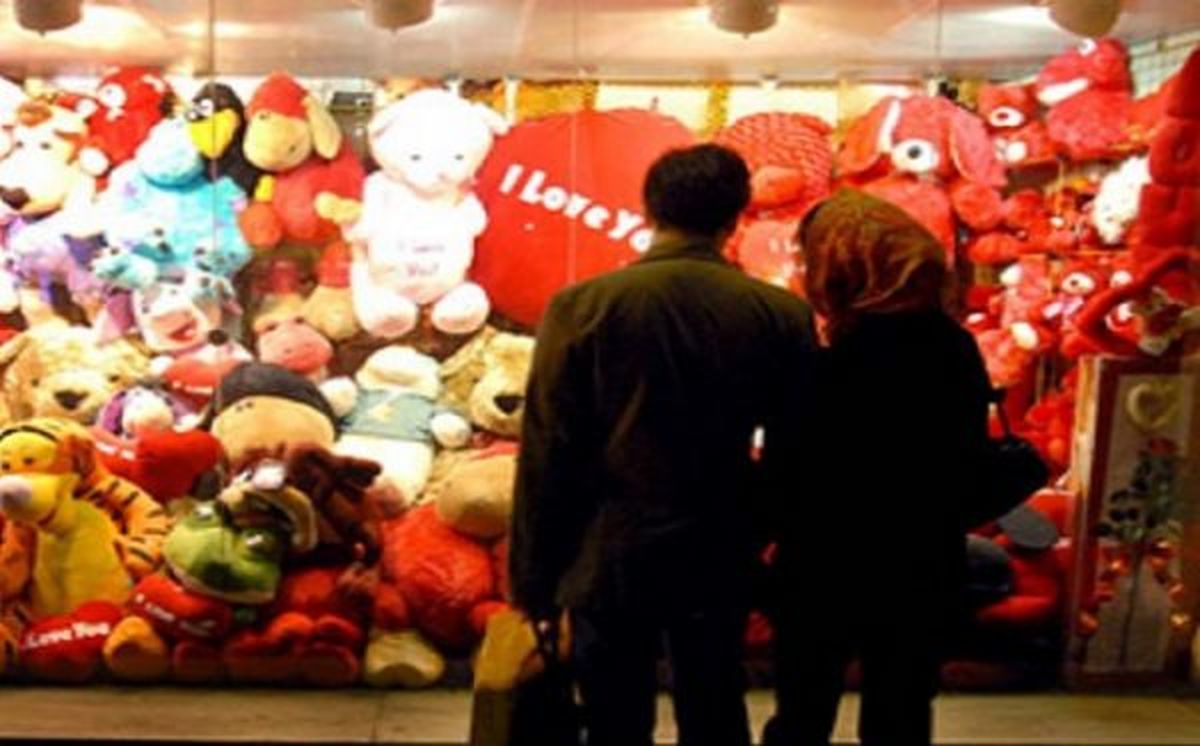 ملت تو ولنتاین واسه عشق‌شون چی می‌خرن؟