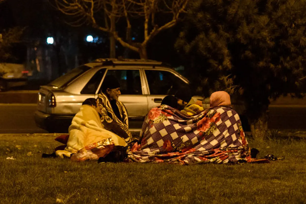 حرم امام خمینی میزبان مردم / درهای ورزشگاه آزادی باز شد