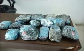 پیک موتوری که مواد مخدر جابه جا می کند