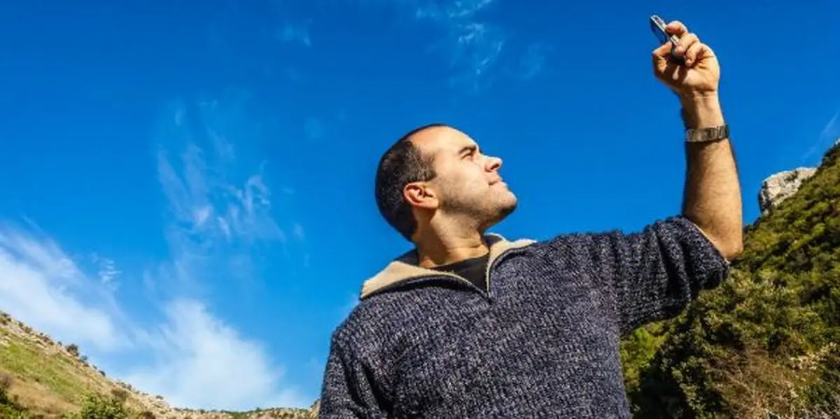 برای آنتن دهی بهتر تلفن همراه باید آن را به سمت بالا گرفت؟