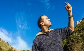 برای آنتن دهی بهتر تلفن همراه باید آن را به سمت بالا گرفت؟