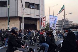 اعتراضات تهرانی در میدان انقلاب