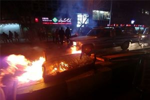 تخریب اموال عمومی از سوی تعداد محدودی از اغتشاشگران در میدان فردوسی تهران