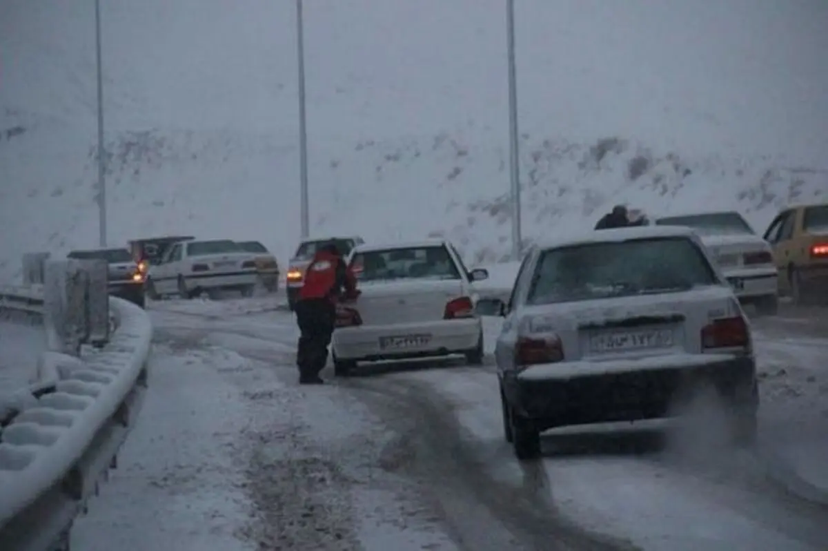 وقوع برف و کولاک در ۶ استان کشور/ رهاسازی ۷۰ خودرو از برف و امدادرسانی به ۳۰۶ تن