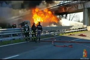 تصادف و انفجار تانکر در شمال ایتالیا کشته برجا گذاشت