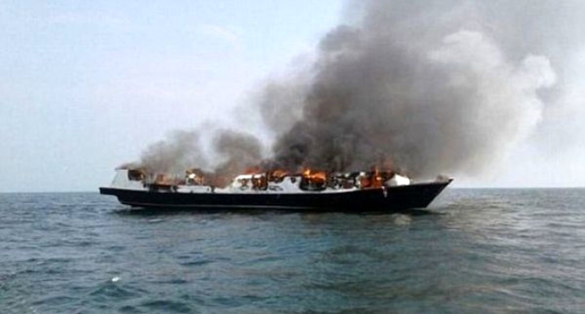 نفتکش ایرانی همچنان در آتش می سوزد/ عملیات امداد و نجات ادامه دارد