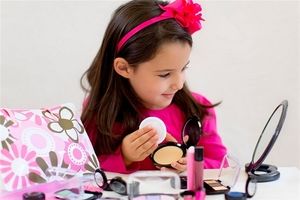 خطرات آرایش کردن کودکان