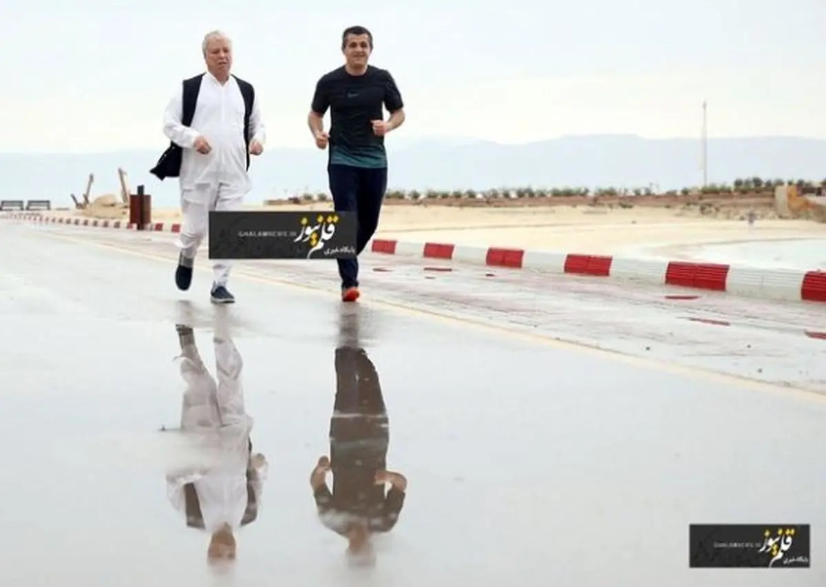 تصویری منتشر نشده از ورزش کردن آیت الله هاشمی به همراه یاسر