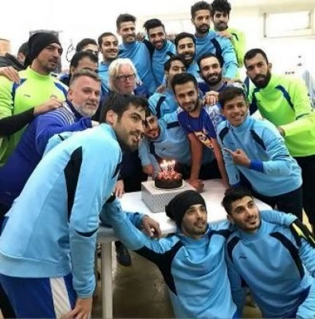 تصویری از جشن تولد وینفرد شفر در تمرین استقلال