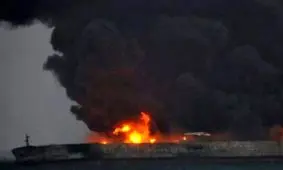 آتش در نفت‌کش ایرانی فروکش کرده/امکان زنده ماندن کارکنان نفتکش