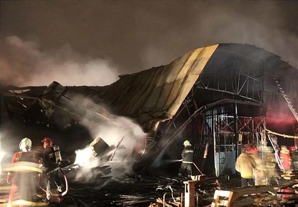 آتش‌سوزی گسترده در کارگاه ۲ هزار متری تولید مبل + تصاویر