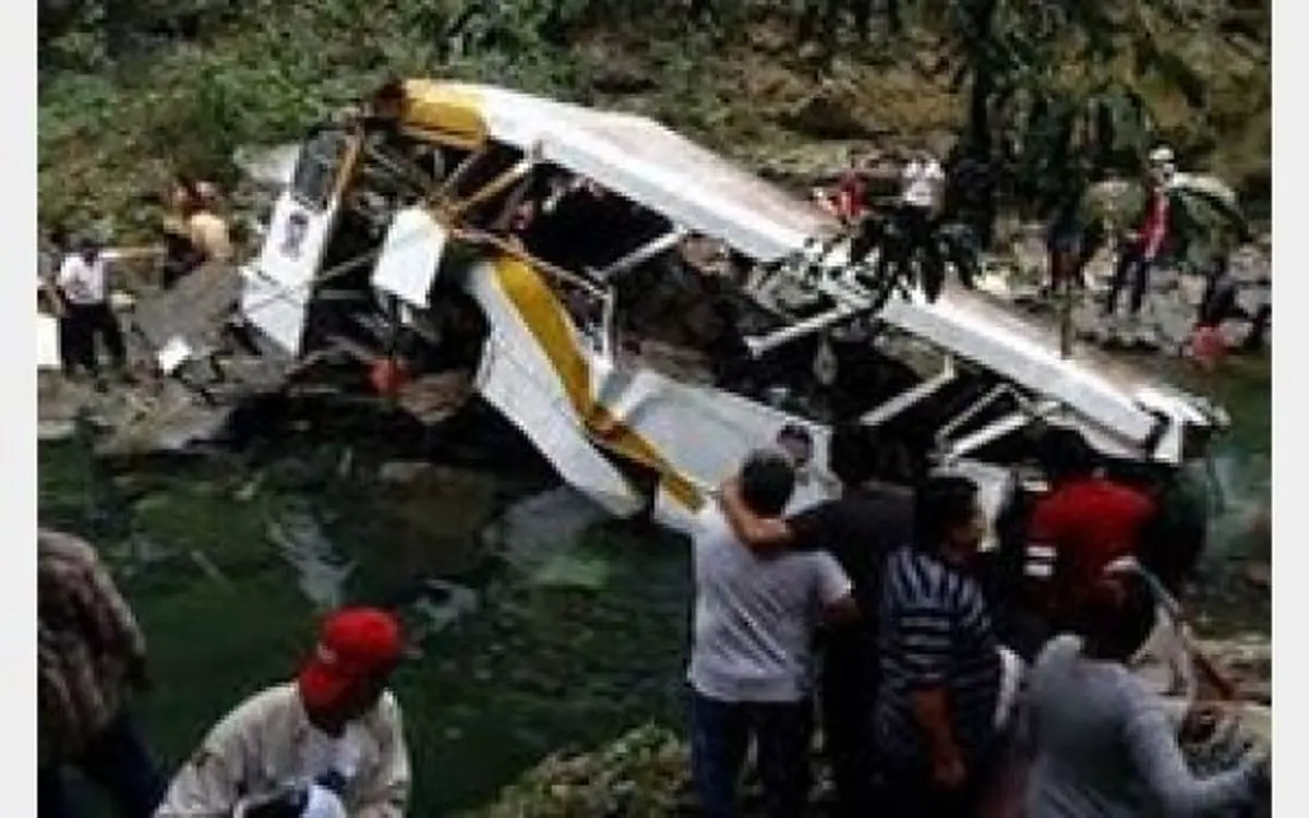 سقوط اتوبوس به دریاچه مرگ 8 نفر را رقم زد