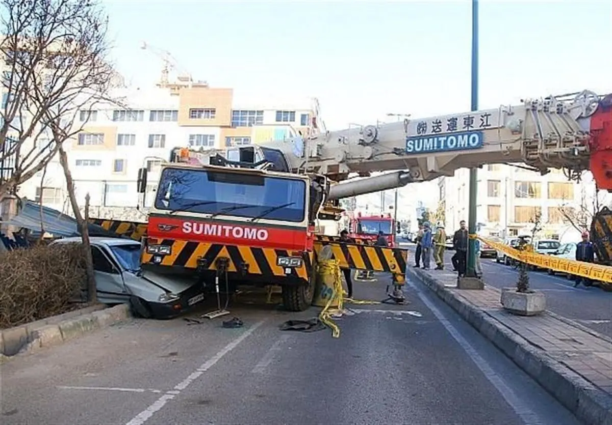 له شدن پراید زیر جرثقیل غول‌پیکر در سعادت‌آباد + تصاویر