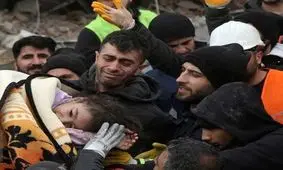 نجات پدر و دختر محبوس در آوار پس از ۱۳۰ ساعت توسط هلال احمر ایران/ ویدئو

