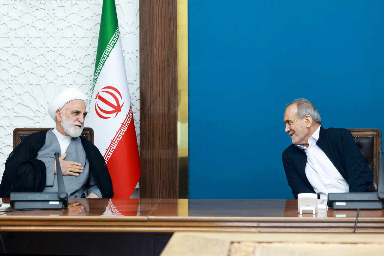 حداد عادل و پزشکیان در قاب جلسه شورای عالی انقلاب فرهنگی/ چه افراد دیگری در جلسه حضور داشتند؟