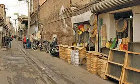 سفر در زمان؛ رهگذران در یکی از خیابان‌های اصفهان؛ 130 سال قبل