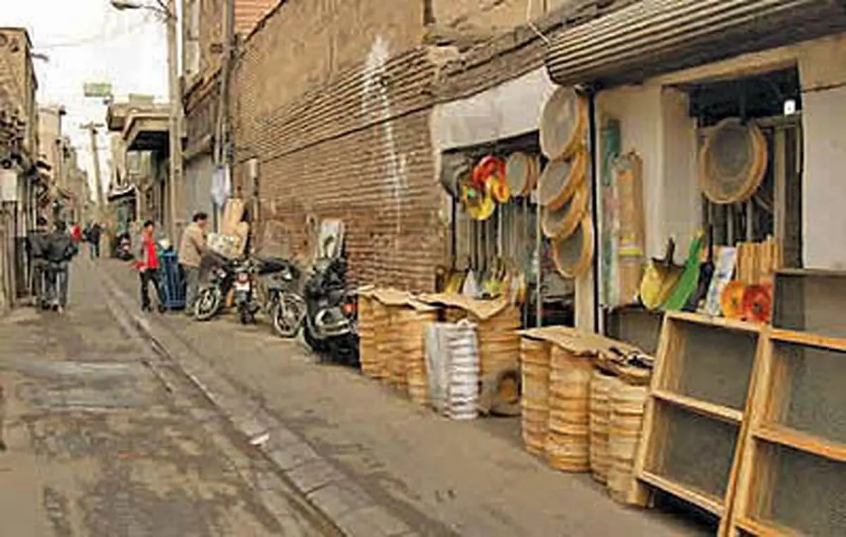 سفر در زمان؛ رهگذران در یکی از خیابان‌های اصفهان؛ 130 سال قبل