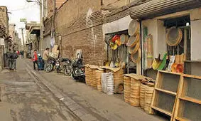 سفر در زمان؛ رهگذران در یکی از خیابان‌های اصفهان؛ 130 سال قبل